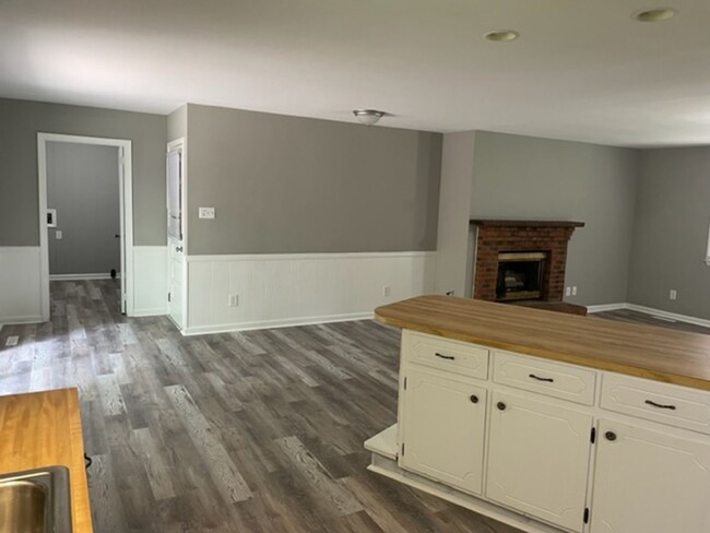 Building Photo - 3 bed, 2 full bath home located in Ashebor...