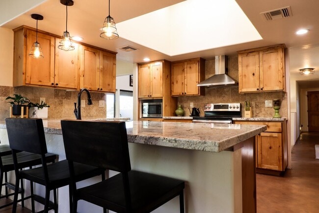 Building Photo - Contemporary Desert Beauty with Pool