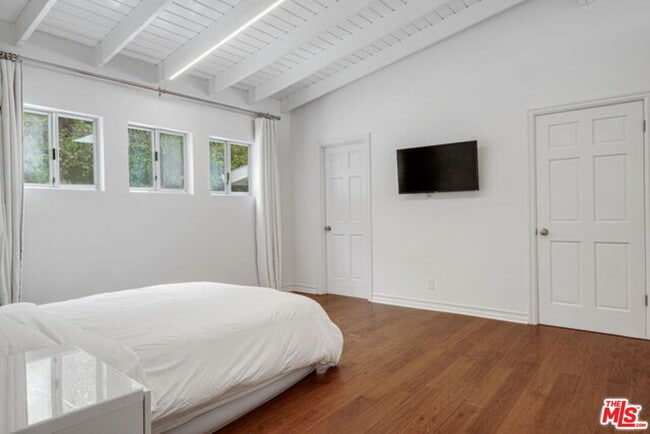 Building Photo - 1175 Las Pulgas Pl