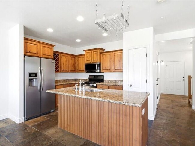 Building Photo - DRAPER  BEAUTIFUL 3 BED 2.5 BATH TOWNHOME