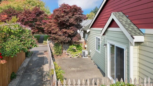 Building Photo - 1451 Thompson Cir