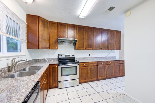 Building Photo - 2215 Squire Dobbins Dr