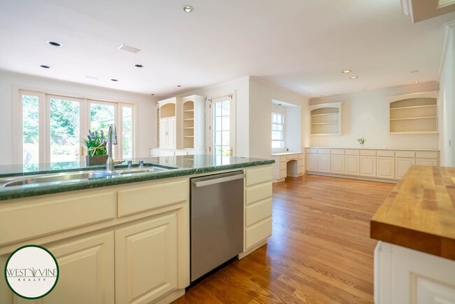 Building Photo - Spectacular Hill Top Home W/ Expansive Vie...