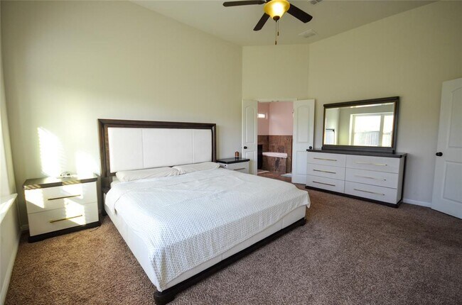 Building Photo - 5632 Sabbia Dr