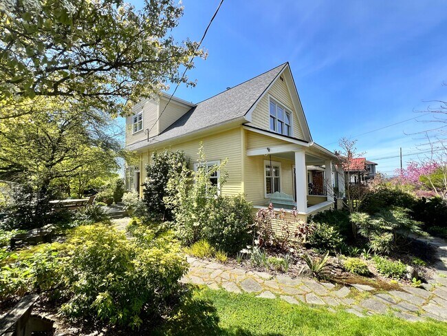 Building Photo - Gorgeous, Executive Living in Beautiful Ma...
