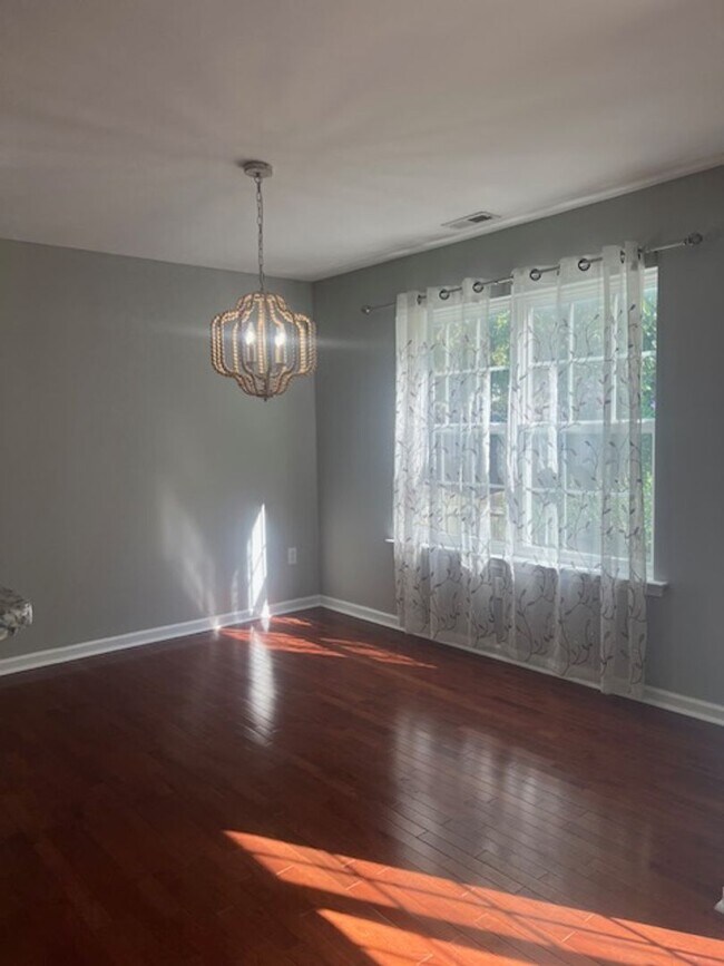 Building Photo - 8 Grosbeak Ln