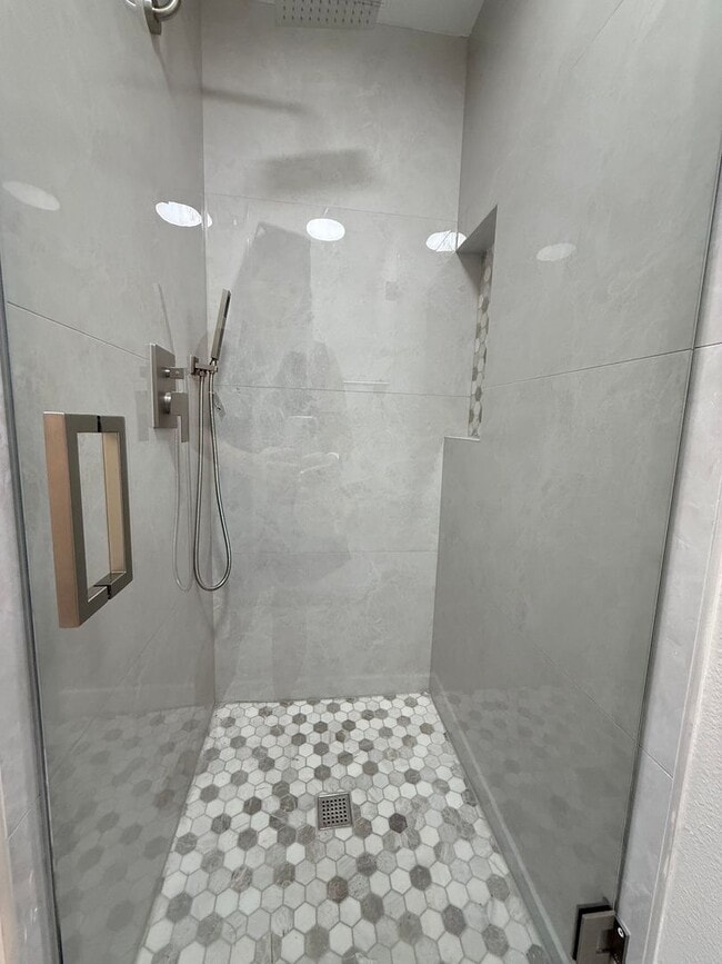 Building Photo - Fully Remodeled Silver Firs Townhome for R...