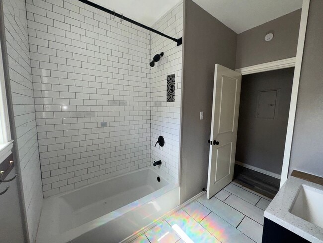 Building Photo - Lovely 3 Bedroom, 2 Bath Bungalow in the H...