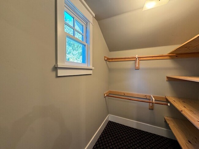 Building Photo - Gorgeous 5 bedroom, 4.5 bath, Westside Dan...