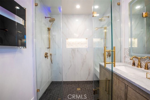 Building Photo - 32052 Via Alicia