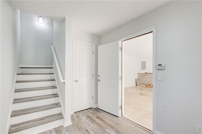 Building Photo - 2470 Stonegate Dr