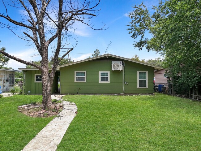 Building Photo - Cozy, Remodeled 2BR with Covered Parking &...