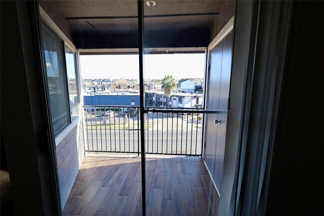 Building Photo - 1840 Burton Dr