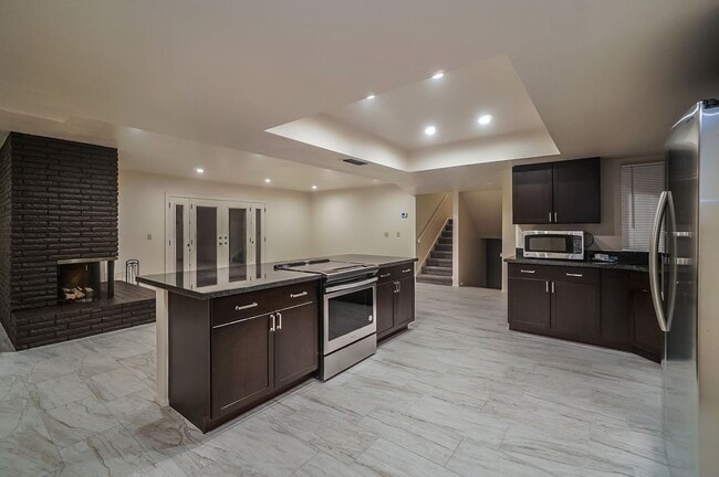 Building Photo - Exceptional 6-Bedroom Residence Near ASU with Garage & Modern Conveniences