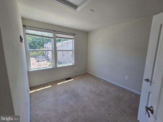 Building Photo - 320 Tree Line Dr