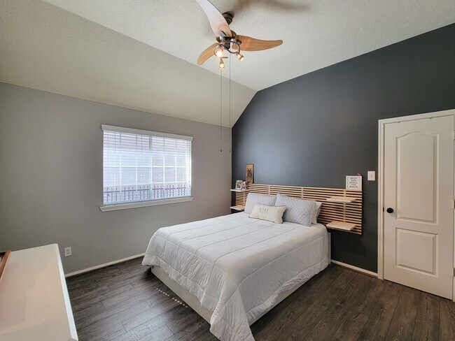 Building Photo - Welcome home to this charming 4-bedroom, 3-bathroom brick house in the desirable Stone Gate commu...