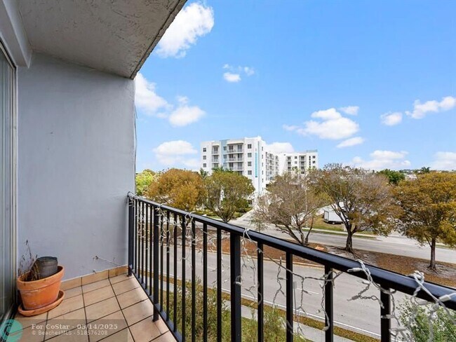 Building Photo - 310 Fontainebleau Blvd