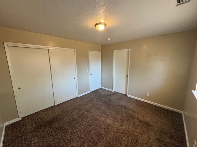 Building Photo - Charming Tulare home available now!