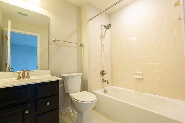 Building Photo - 5 Bed, 4.5 Bath Single Family Home in Step...