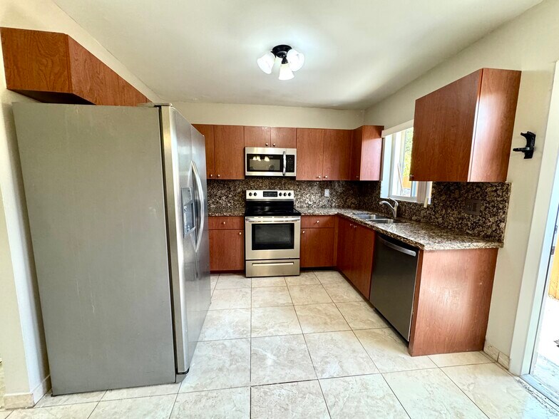 Building Photo - 6133 Buchanan St