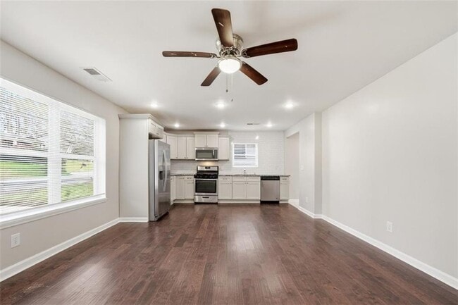 Building Photo - 250 Maple St