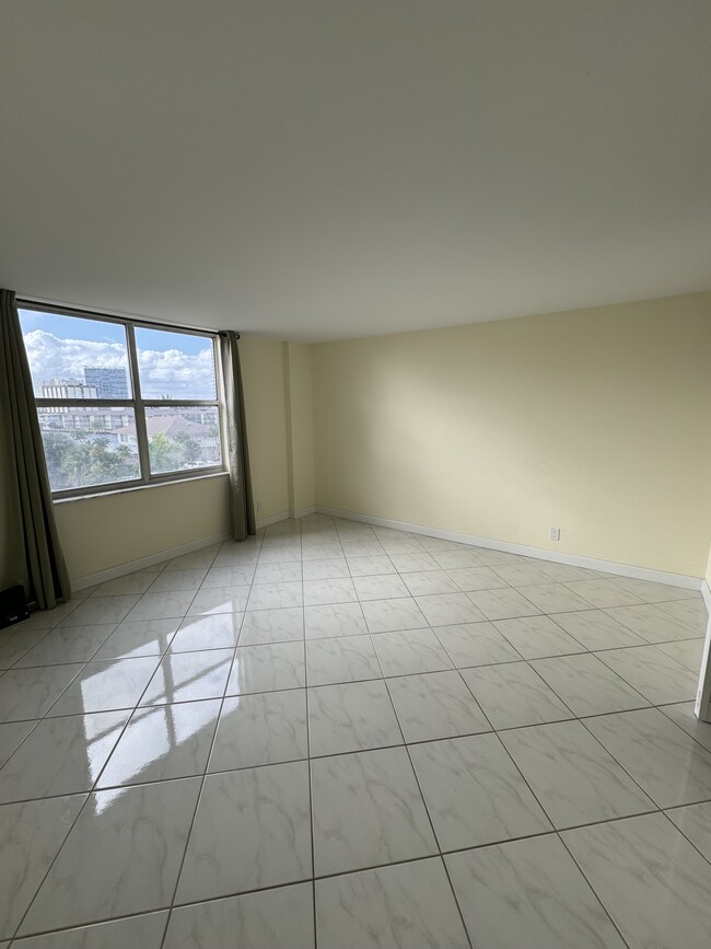 Building Photo - 1865 S Ocean Dr