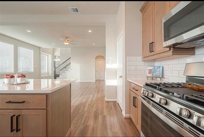 Building Photo - 8700 Laurel Crest Dr