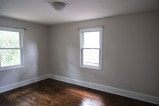 Building Photo - 2 bedroom, 1 bath Brick Bungalow in Prime ...