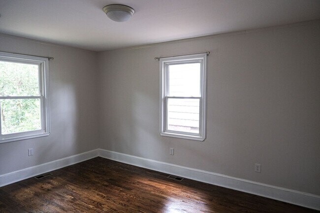 Building Photo - 2 bedroom, 1 bath Brick Bungalow in Prime Location!