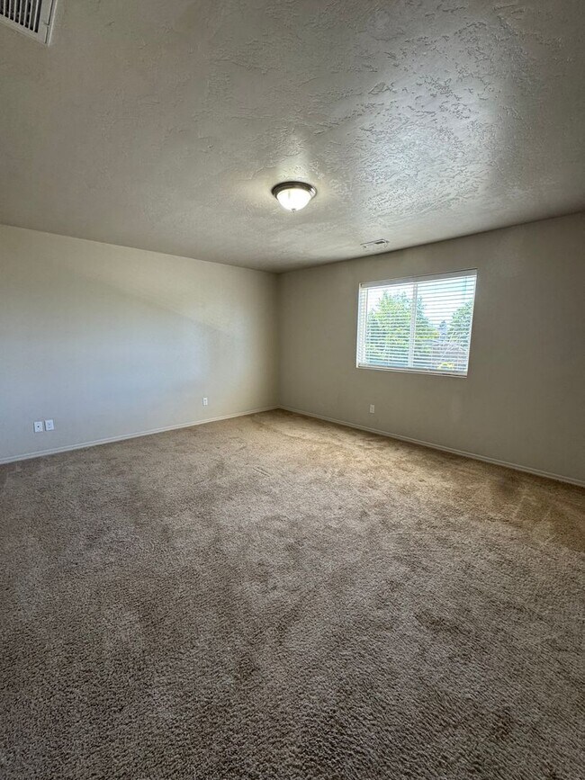 Building Photo - Beautiful 4 Bedroom, 2.5 Bathroom Home