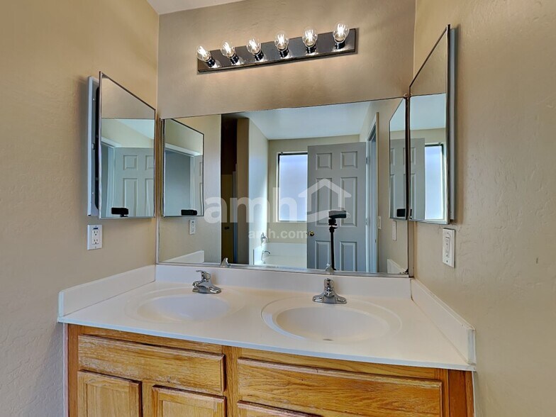 Building Photo - 3250 W Jessica Ln