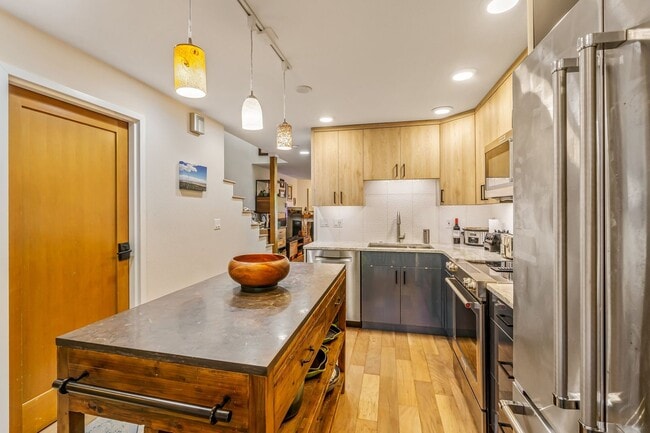 Building Photo - 2+ Bed 2.5 Bath East Madison Townhouse