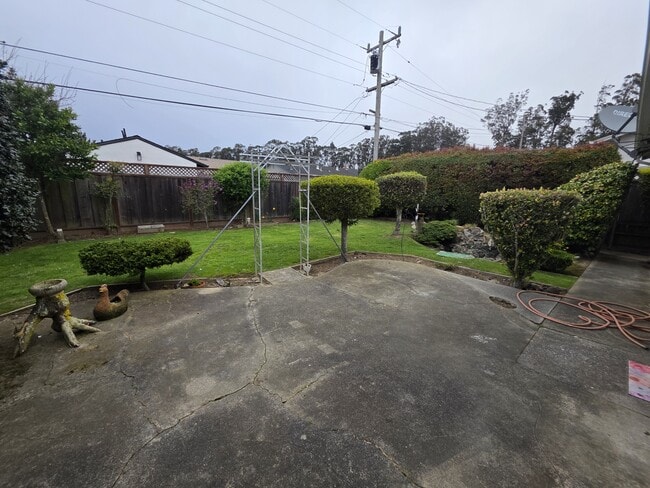 Building Photo - 2440 Maywood Dr