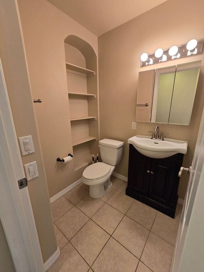 Building Photo - Sunny Top Floor 2BD/2BA Condo in Desirable...