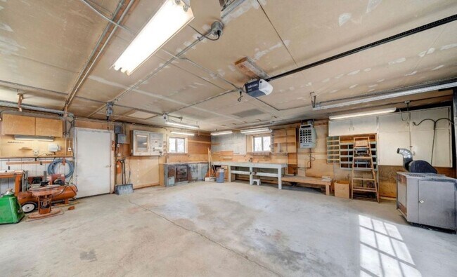 Building Photo - 528 N Black Ave