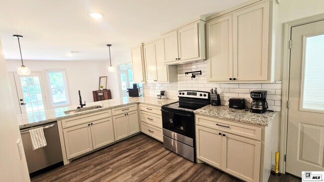 Building Photo - 923 Fortune Dr