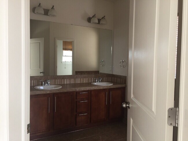 Building Photo - "Spacious 3-Bed, 3-Bath Townhouse with Gra...