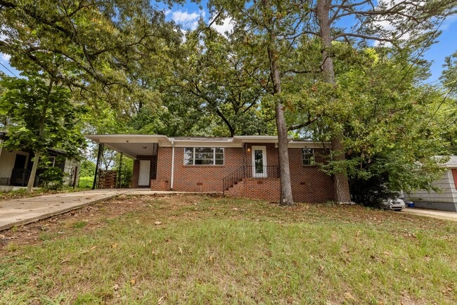 Building Photo - Newly Renovated Center Point Home