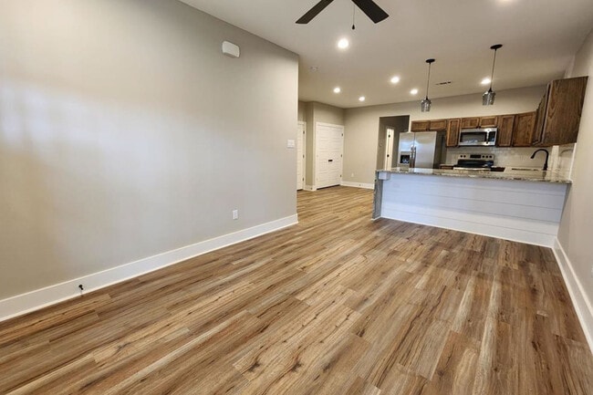 Building Photo - 2312 Lavern St