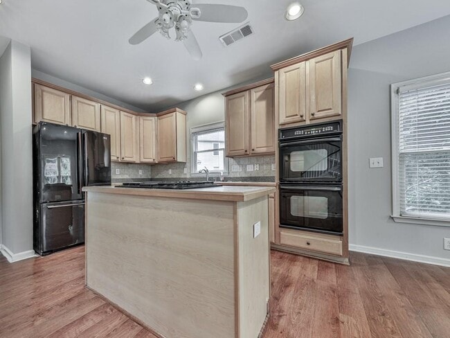 Building Photo - 408 Sixes Dr