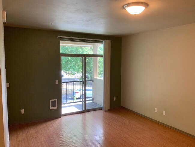 Building Photo - Move In Special!!  Close to Campus on 14th...