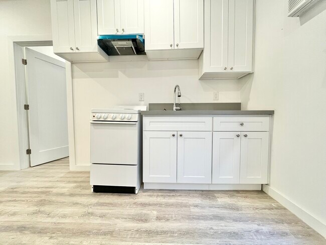 Building Photo - 1411 S Burlington Ave