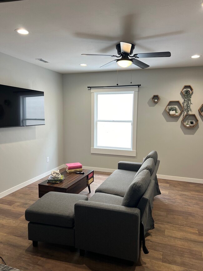 Building Photo - 418 W 18th St