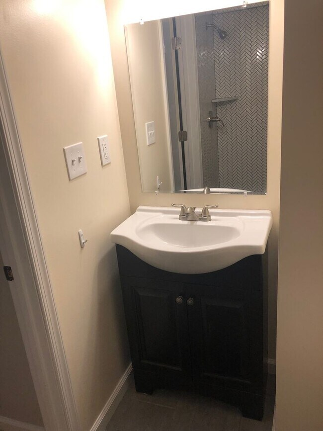 Building Photo - Modern Large and spacious house available in Locus Point