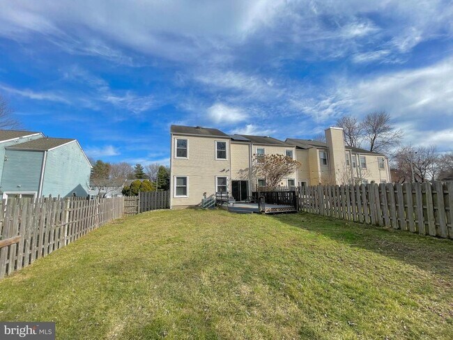 Building Photo - 7 N Hill Dr
