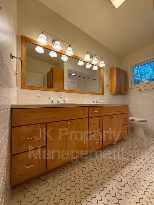 Building Photo - 1015 Carlos Dr