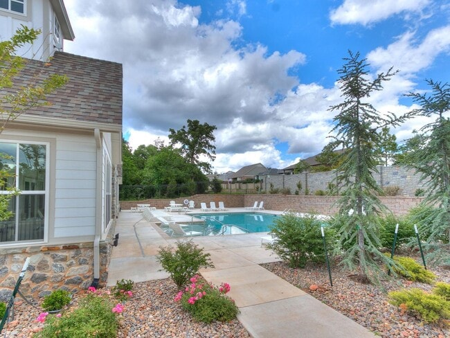 Building Photo - Luxury, Zero Maintenance Living Edmond Tow...