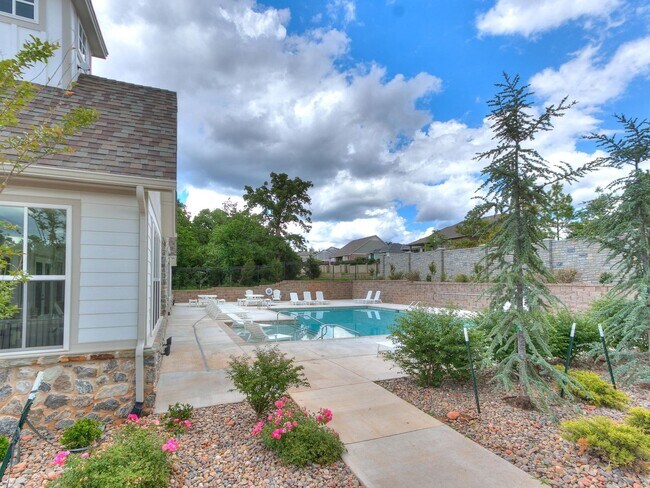 Building Photo - Luxury, Zero Maintenance Living Edmond Townhome