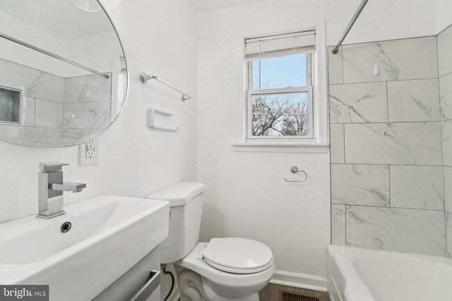 Building Photo - 800 Stoll St