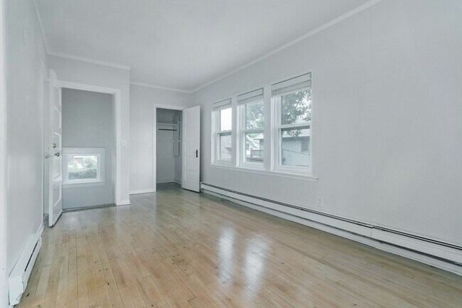 Building Photo - 2446 E Johnson St